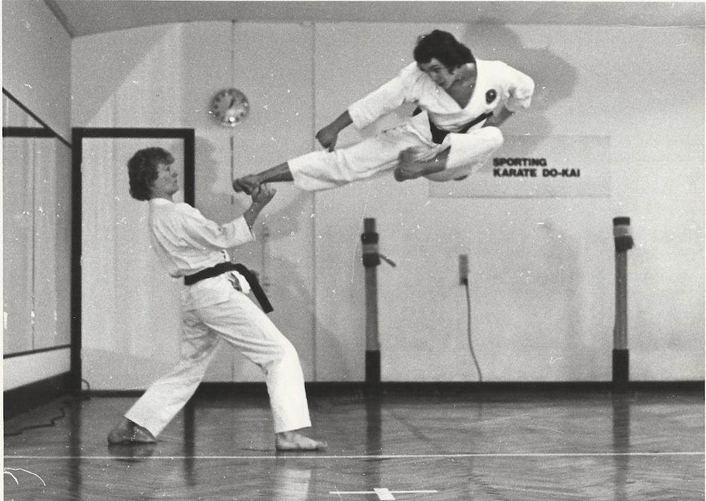 Fra de gamle arkiver: Lørdagstræning i Sporting Karate do-kai i 1976. Det er Lars Nissen og en lettere langhåret Jesper Palm Lundorf der afprøver yoko tobi-geri.
