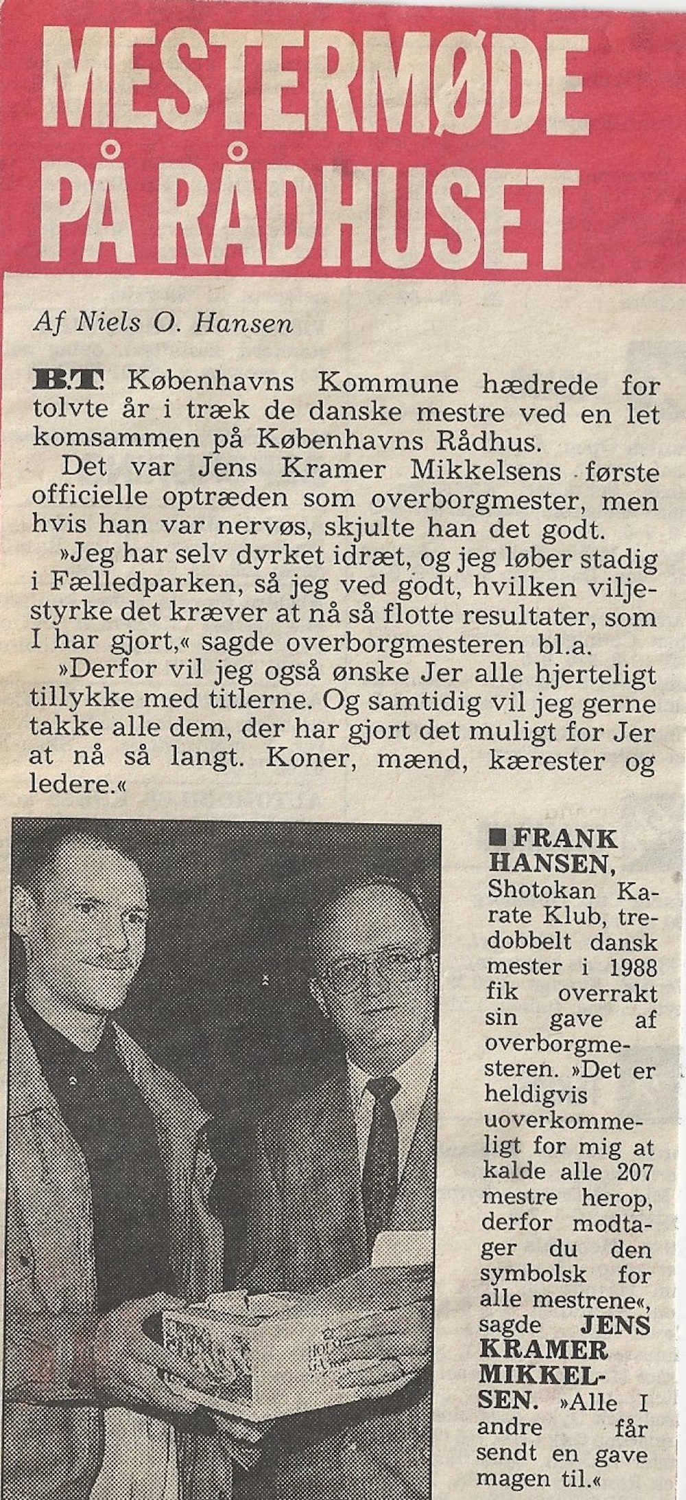 Fra et mestermøde på Rådhuset i 1989, hvor Frank Bura er blevet til Frank Hansen og mødes med Jens Krammer. Frank - uanset efternavn - modtager dog stadig hæder for sin indsats i Dansk Karate.