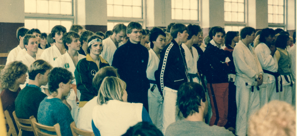  Wado-NM i Gøteborg 27. oktober 1984: Fra venstre ses de fleste danske deltagere, forrest f.v. Kim Hansen og Palle T. Jensen. Fra Danmark stillede i alt 9 deltagere.