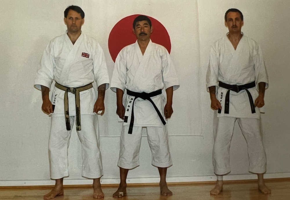 Taget i sakura, odense i 1993. på billedet venstre mod højre sensei graham austin 5.dan, sensei sadashige kato 7.dan og sensei jan spatzek 4.dan