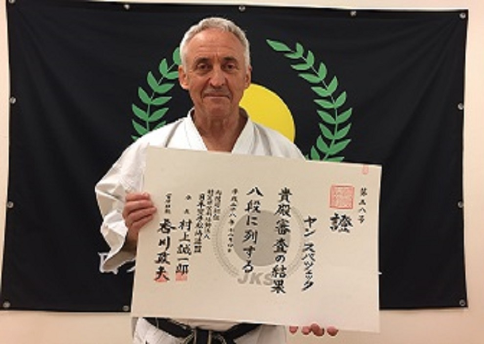 Billede med mit 8.dans diplom